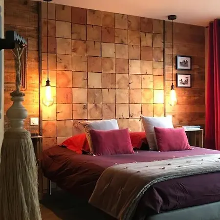 Holiday home Les Trigones Du Causse -maison Atypique Avec Piscine Privee Saint-Martin-Labouval